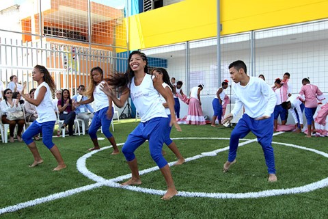 Jóvenes de Children International bailan durante la inauguración del Centro Comunitario Familia Cormack. 