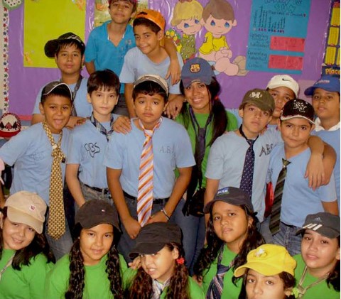 Johanny con algunos de sus alumnos de primaria.