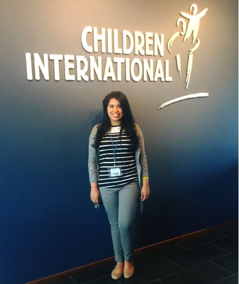 Johanny visita la sede de Children International