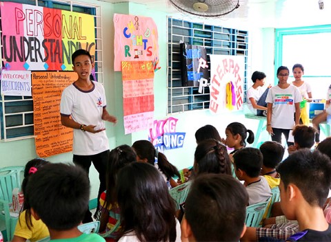 Los jóvenes del programa de liderazgo juvenil de Children International ofrecieron un taller para niños que trataba sobre la responsabilidad personal.