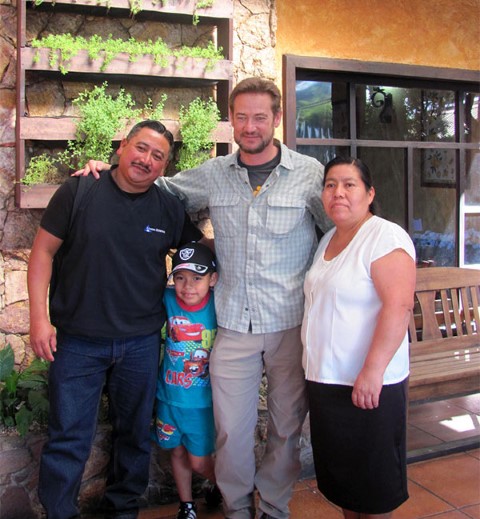 Kent poses for photo with Jonatan and his family 