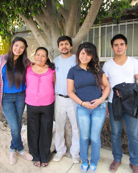 Tania con su mamá, papá, hermana mayor Karina y su hermano mayor Luis.