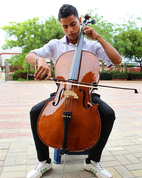 Joven colombiano toca el violonchelo