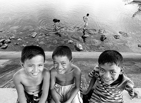 Tres niños pasan un rato después de la escuela.