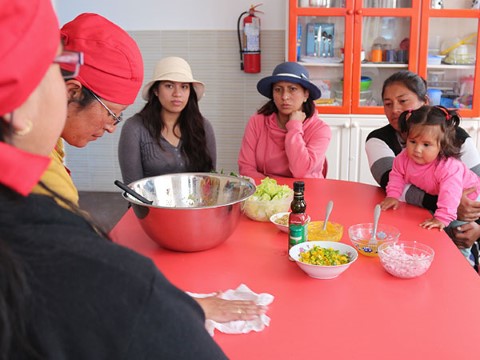 Mamás en Ecuador les enseñan a sus pares a preparar una ensalada de quinua.