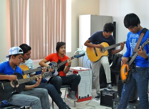 Líderes juveniles tocan la guitarra