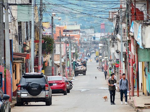 Jóvenes caminan por una calle en Guatemala