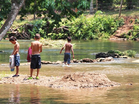 Niños juegan en un río en Honduras