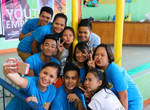 Pauline se toma una foto con jóvenes apadrinados en Manila, Filipinas