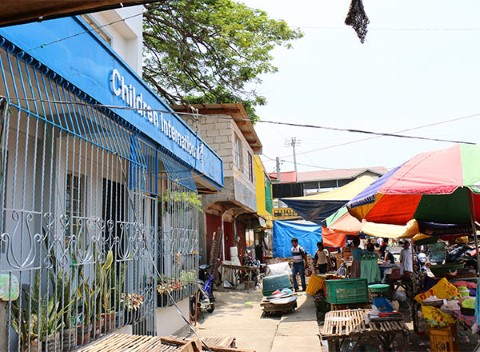 Hay un mercado afuera del centro comunitario de Children International