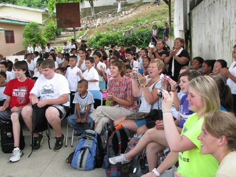 En la escuela de Walter, el grupo disfrutó de una presentación hecha en celebración del Día del Estudiante.