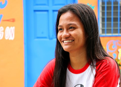 Sherlene, de 17 años de edad, sonríe con orgullo en Quezon City, Filipinas