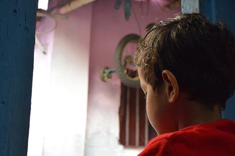 La vista desde la ventana del hogar de Angad es un callejón donde él y sus vecinos consiguen agua. 