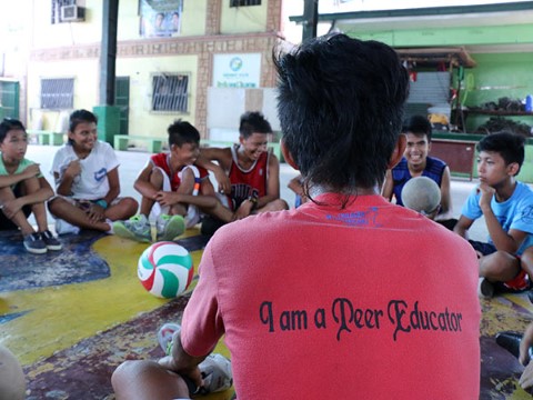 Un educador entre pares del Cuerpo de Salud de Jóvenes lidera un taller en las Filipinas