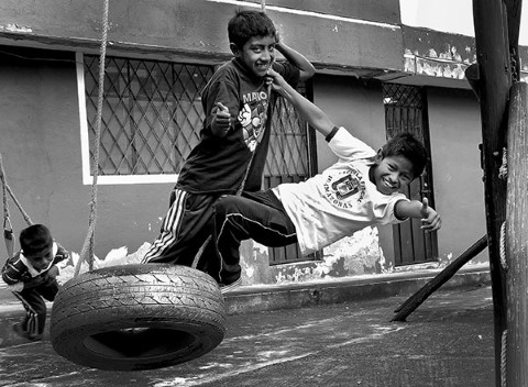 Juegos y diversiones afuera del centro comunitario de Children International en Quito, Ecuador