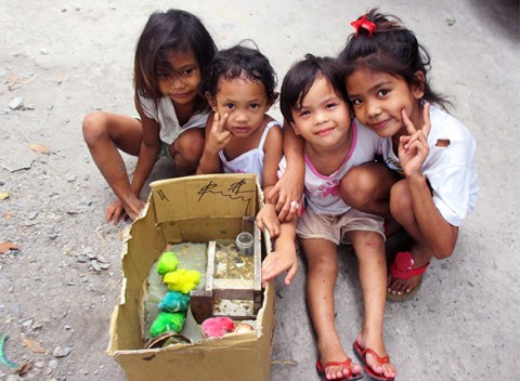Cuatro niñas filipinas muestran sus polluelos coloridos