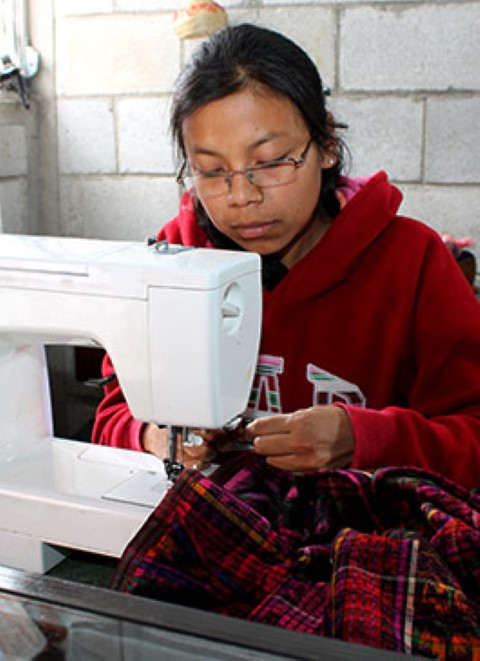 Después de usar la máquina de coser de su madre, Ana María se apasionó de la moda.