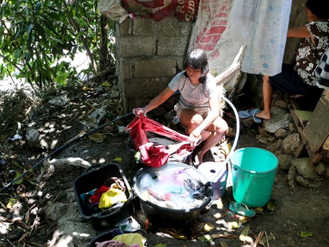 Los colaboradores de CI ayudan a los residentes de algunas de las comunidades más marginadas.