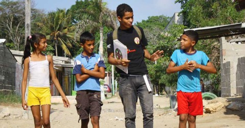 un grupo de niños caminando por un camino de tierra