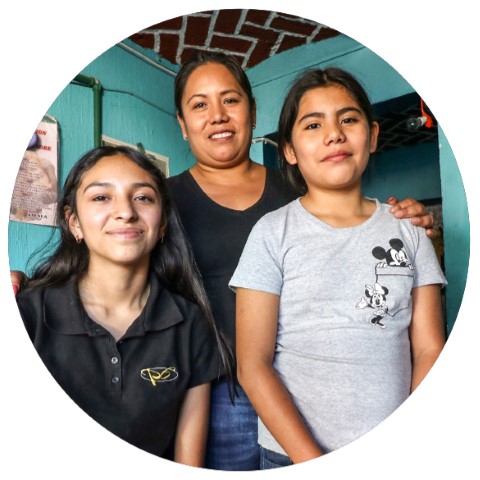 foto de Anaís, Britany y la mamá de Daniela