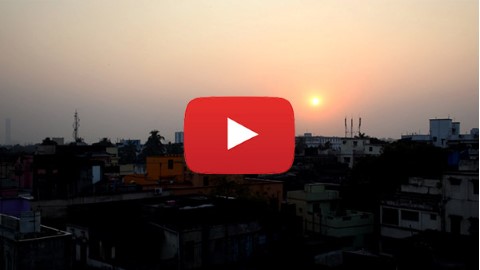 the sun is setting over a city with buildings | el sol se pone sobre una ciudad con edificios