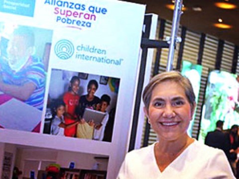 una mujer parada frente a un cartel