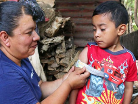 una mujer está ayudando a un niño