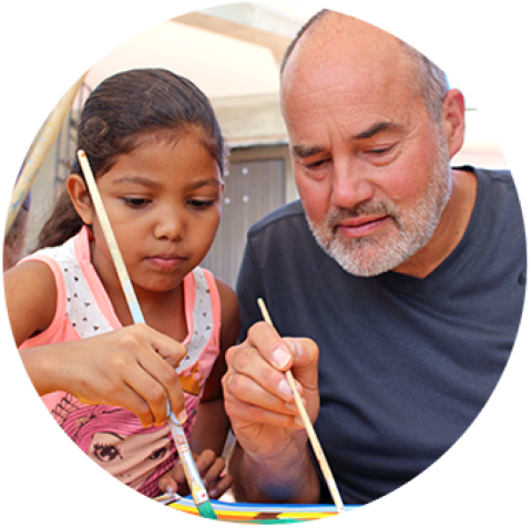 un hombre y una niña están pintando