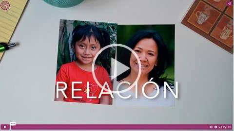 una foto de una mujer y un niño en un escritorio