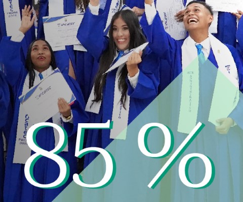 un grupo de jóvenes con togas de graduación y con diplomas