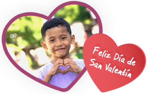 un niño hace un corazón con sus manos