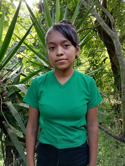 Ayude a Dania Arely apadrinándole hoy. El apadrinamiento es una experiencia hermosa y gratificante.