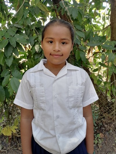 Ayude a Alondra Michell apadrinándole hoy. El apadrinamiento es una experiencia hermosa y gratificante.