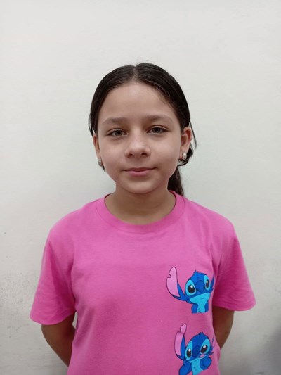 Ayude a Camila Jissell apadrinándole hoy. El apadrinamiento es una experiencia hermosa y gratificante.
