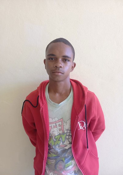 Ayude a Yojansel David apadrinándole hoy. El apadrinamiento es una experiencia hermosa y gratificante.