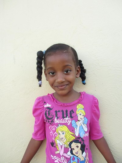 Help Melany Steisy by becoming a child sponsor. Sponsoring a child is a rewarding and heartwarming experience.