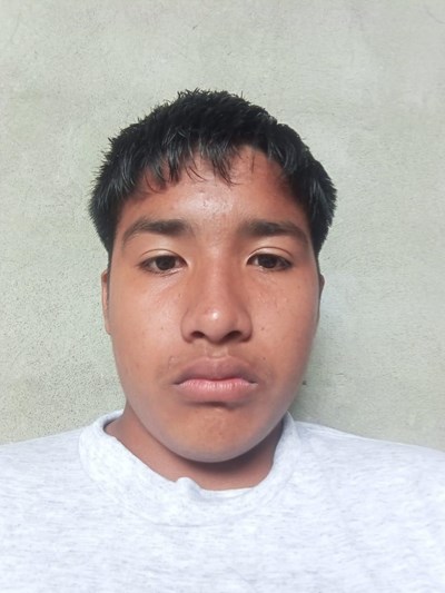 Ayude a Hector Jair apadrinándole hoy. El apadrinamiento es una experiencia hermosa y gratificante.