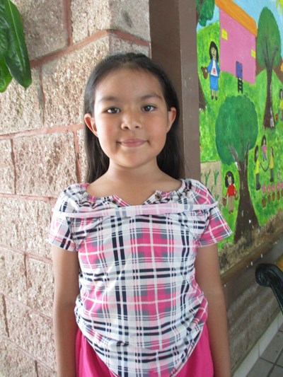 Ayude a Roxana Guadalupe apadrinándole hoy. El apadrinamiento es una experiencia hermosa y gratificante.