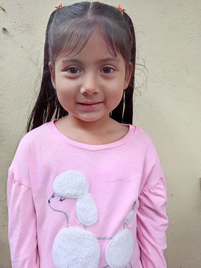 Ayude a Madelin Ariany apadrinándole hoy. El apadrinamiento es una experiencia hermosa y gratificante.