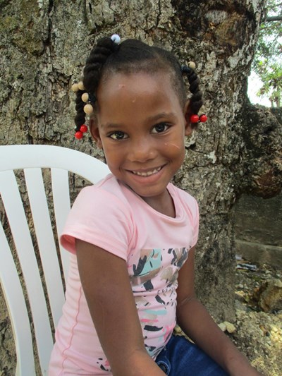 Help Angelis by becoming a child sponsor. Sponsoring a child is a rewarding and heartwarming experience.