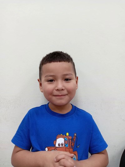 Ayude a Jonathan Emiliano apadrinándole hoy. El apadrinamiento es una experiencia hermosa y gratificante.