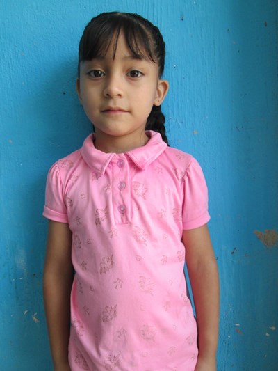 Ayude a Yahaira Guadalupe apadrinándole hoy. El apadrinamiento es una experiencia hermosa y gratificante.