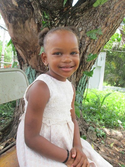 Help Emilianni by becoming a child sponsor. Sponsoring a child is a rewarding and heartwarming experience.