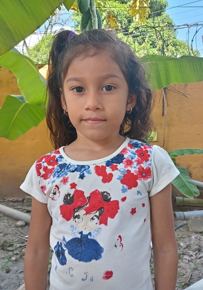 Ayude a Asley Nicole apadrinándole hoy. El apadrinamiento es una experiencia hermosa y gratificante.
