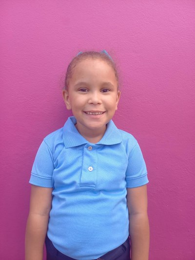 Ayude a Brianna Camila apadrinándole hoy. El apadrinamiento es una experiencia hermosa y gratificante.