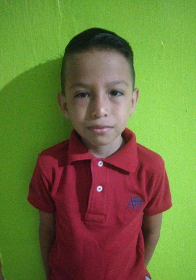Ayude a Sergio Damian apadrinándole hoy. El apadrinamiento es una experiencia hermosa y gratificante.