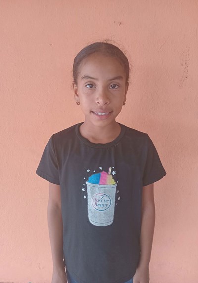 Ayude a Marinelis apadrinándole hoy. El apadrinamiento es una experiencia hermosa y gratificante.
