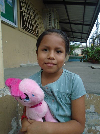 Ayude a Sophia Alejandra apadrinándole hoy. El apadrinamiento es una experiencia hermosa y gratificante.