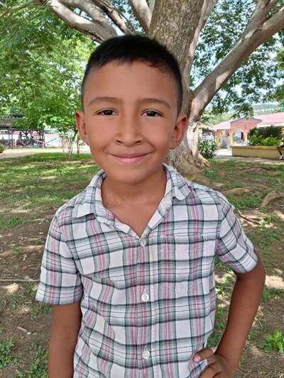 Ayude a Angel Isaias apadrinándole hoy. El apadrinamiento es una experiencia hermosa y gratificante.