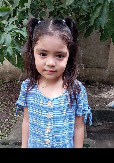 Ayude a Dayana Alejandra apadrinándole hoy. El apadrinamiento es una experiencia hermosa y gratificante.